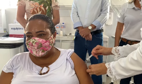 Em meio à 2ª onda de Covid-19 em Goiás, as cidades turísticas goianas iniciaram a vacinação contra a doença. (Foto: divulgação)