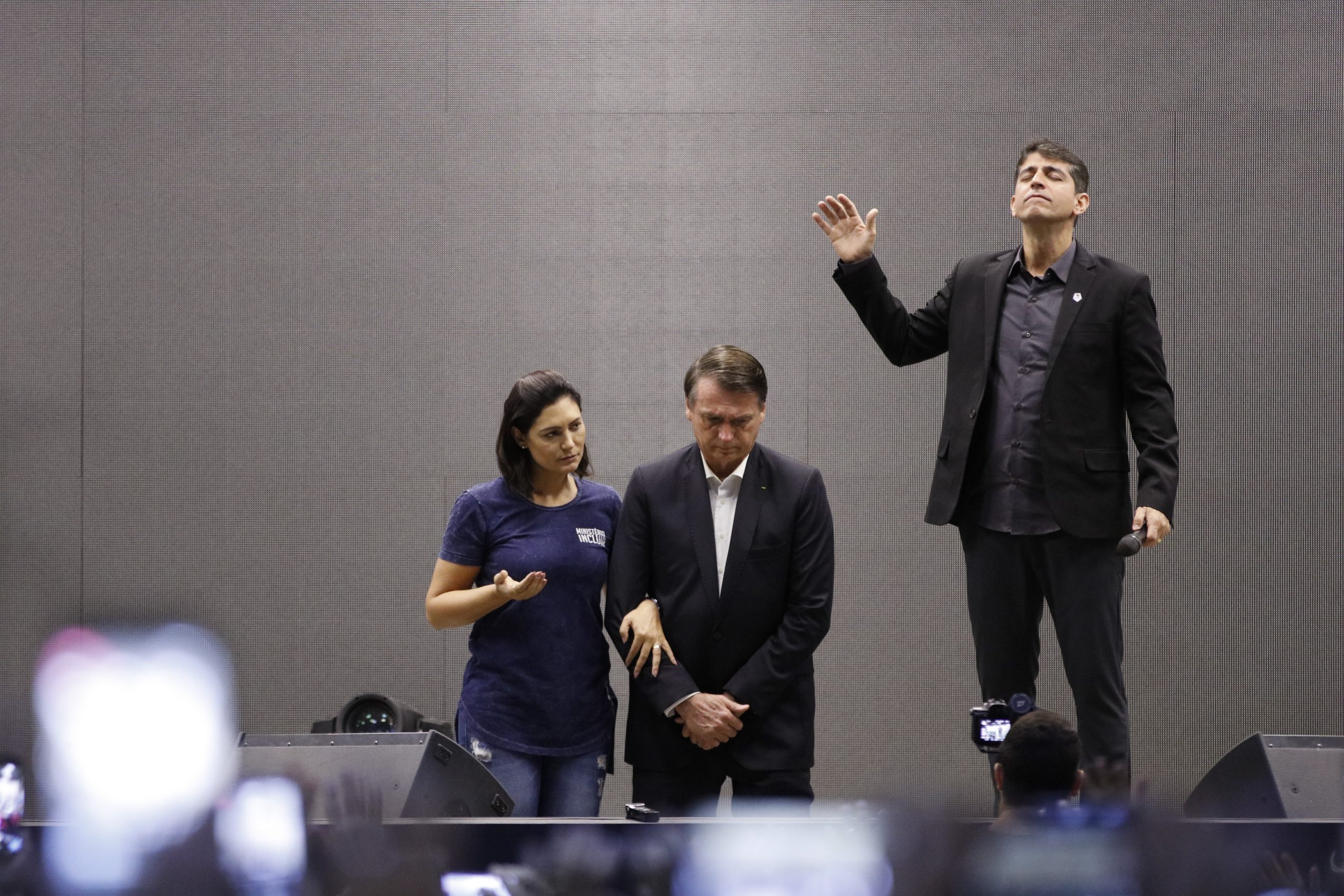 O presidente da República, Jair Bolsonaro, assiste ao culto evangélico na Igreja Batista Atitude,acompanhado da esposa, Michelle Bolsonaro e o pastor Josué Valandro (Foto: Fernando Frazão/Agência Brasil)