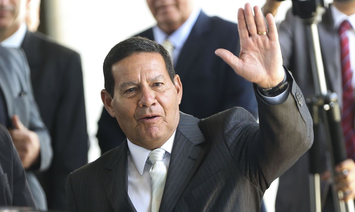O presidente em exercício,General Hamilton Mourão, ao sair de seu gabinete no Palácio do Planalto. (Foto: Marcelo Camargo / Agência Brasil)