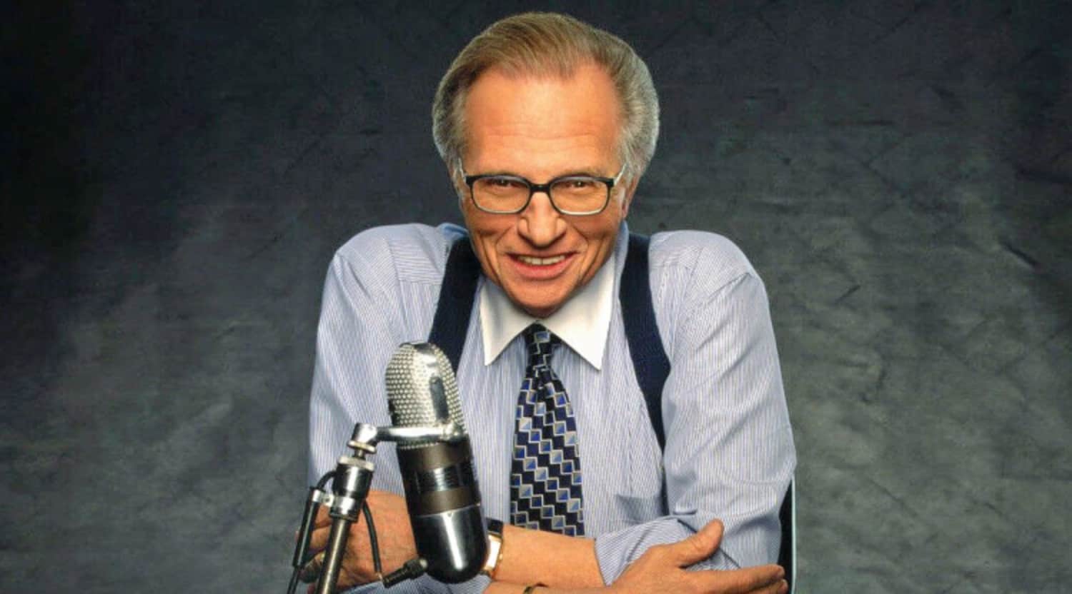 Morre Larry King, lendário entrevistador da TV americana, vítima de Covid