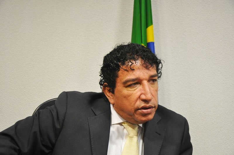 Perfil de Magno Malta posta foto com pênis e ele diz que foi hackeado