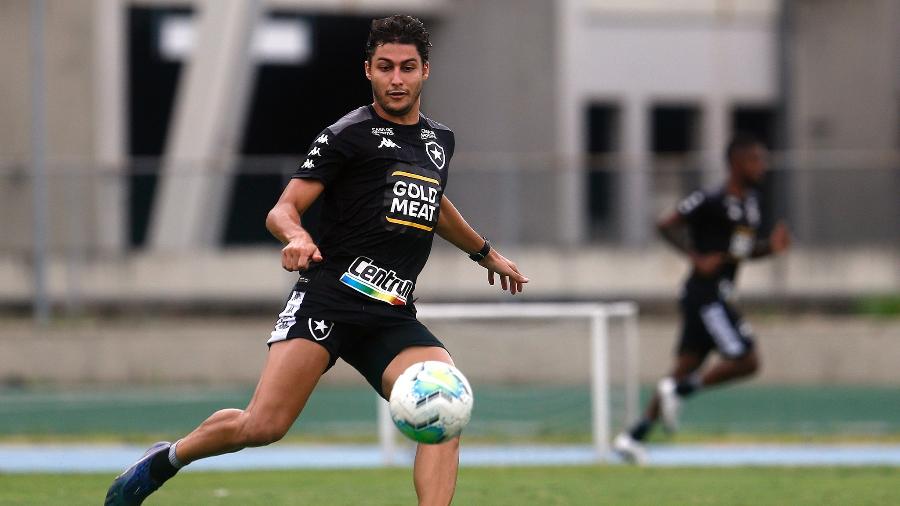 Marcinho, do Botafogo, é suspeito de atropelar casal no Recreio; homem morreu