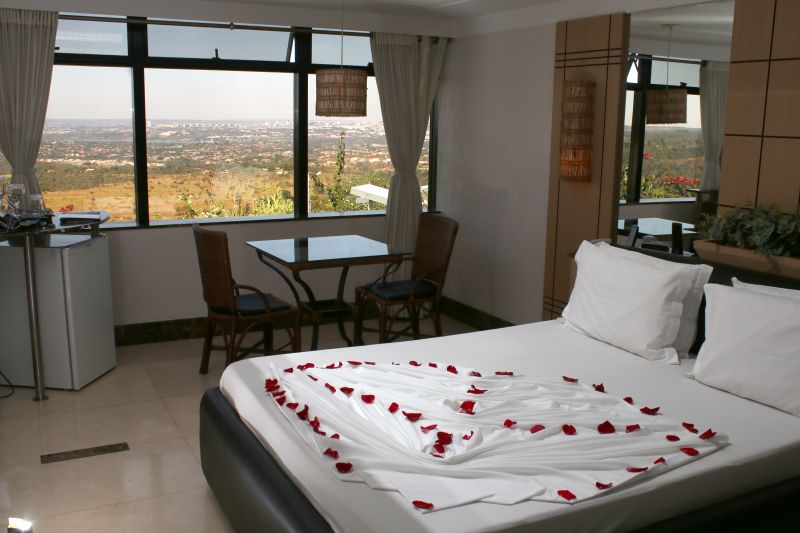 Casal é multado em R$ 32 mil por furar quarentena para fazer ménage