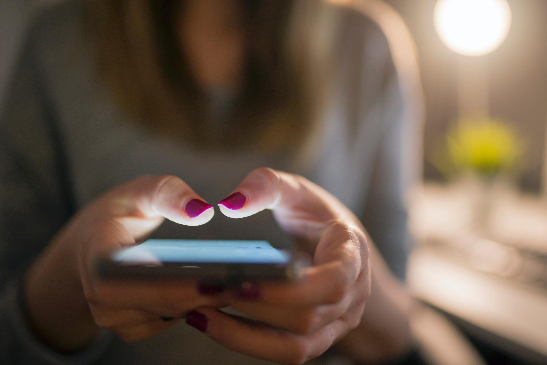 Homem é condenado a indenizar a ex em R$ 50 mil por divulgar fotos íntimas dela, em Goiânia