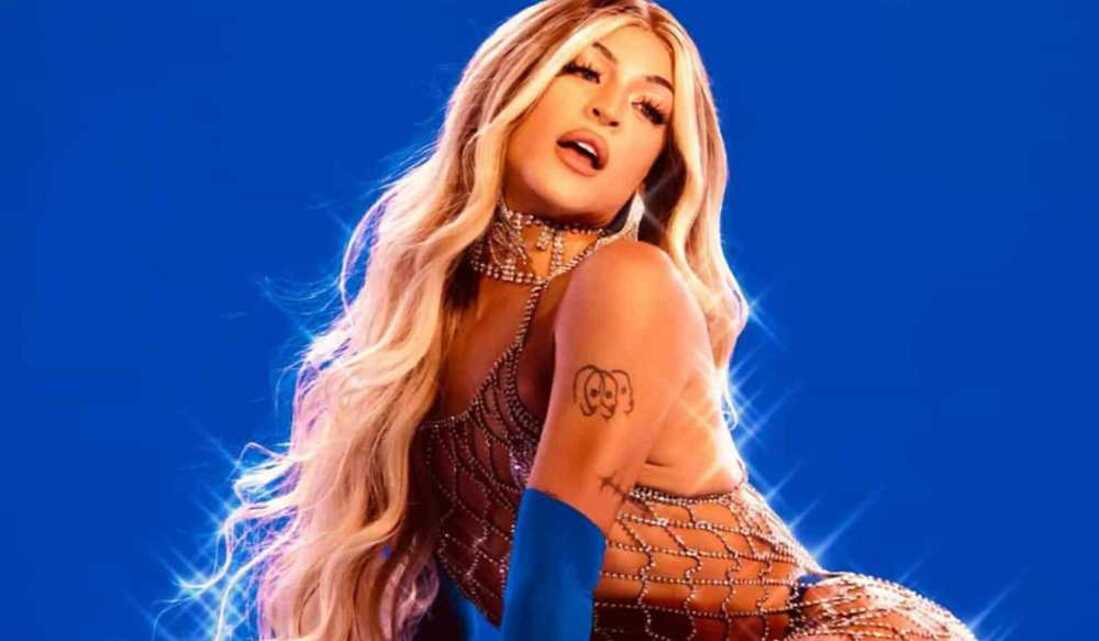 Irmãs, sobrinho e amigos da drag também estavam na viagem. Pabllo Vittar aparece de fio-dental na praia com a mãe; fotos