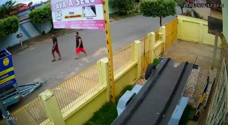 Dupla suspeita de furtar vasos e filtro de reforma de casa é presa em Uruaçu (Foto: Reprodução câmera de segurança / Polícia Civil)