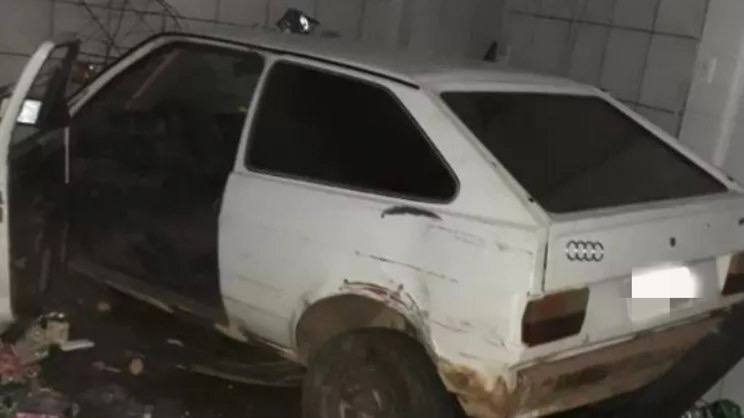 Pacotes de salgadinhos e diversos produtos ficaram espalhados pelo chão da padaria após veículo invadir o local no início da madrugada de hoje (Foto: Divulgação/PM)