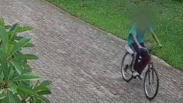 Câmeras de segurança mostram o homem pedalando pelo parque momentos antes da ação (Foto: Reprodução / Arquivo pessoal)
