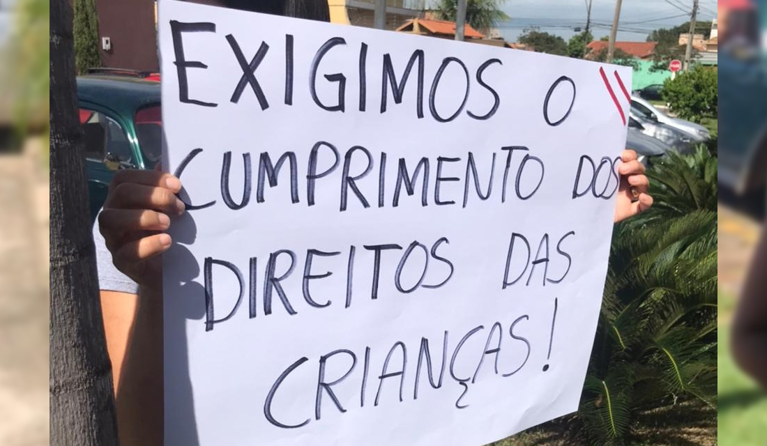 Professores de Aparecida protestam pela volta de pagamento de dobras