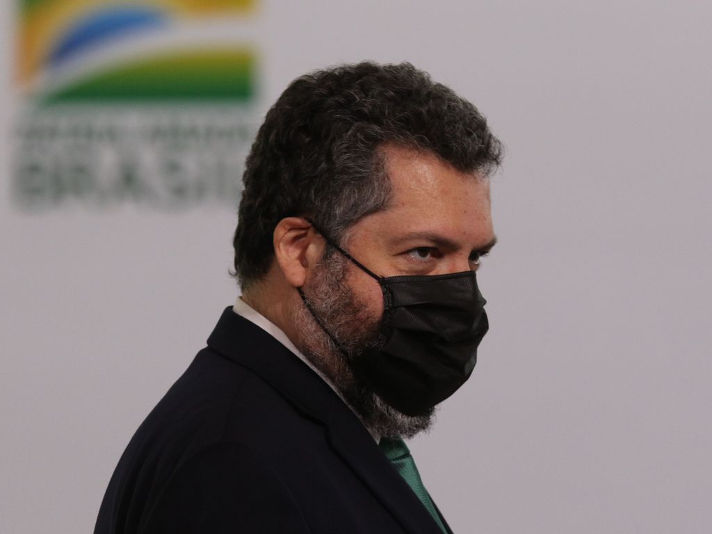 Grupo de mais de 300 diplomatas publica carta para pedir saída de Ernesto