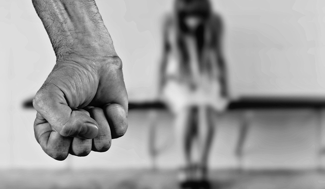 Mulher é obrigada a ficar deitada e abraçada com agressor no Mato Grosso