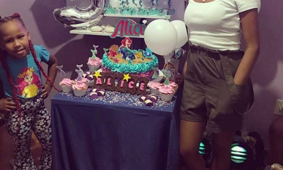 Criança morre após ser baleada no pescoço durante queima de fogos em favela do Rio