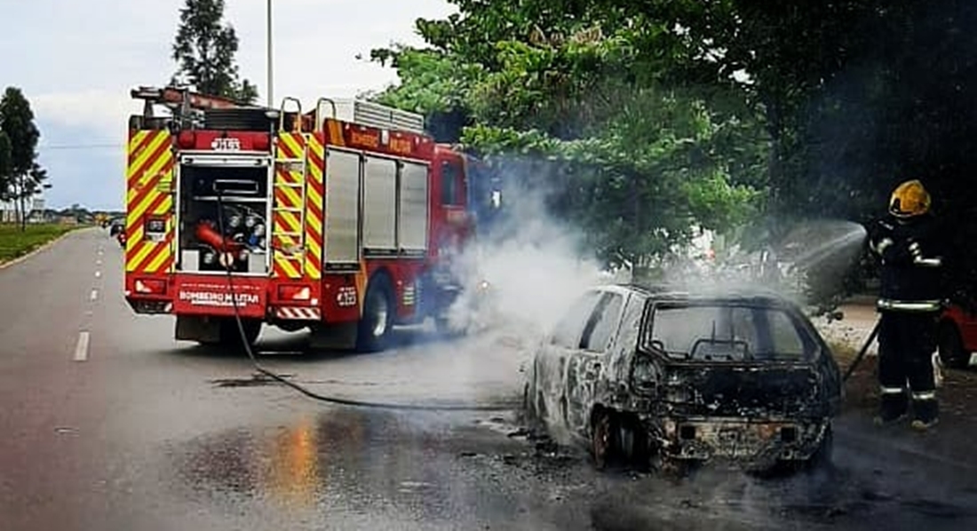 Bombeiros combatem incêndio em veículo na GO-040, em Aparecida de Goiânia