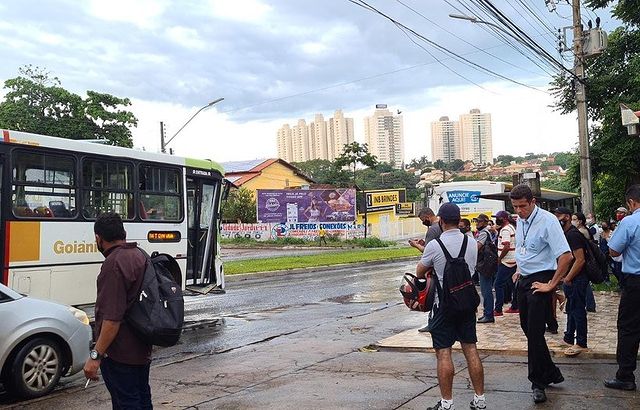 Grávida passa mal após dois ônibus colidirem no Jardim Europa