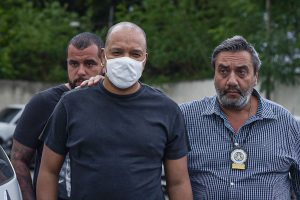 Anderson Leonardo, vocalista do Molejo, é visto chegando na 33º Delegacia de Polícia (DP), no RJ. Ele enfrenta acusação de estupro (Foto: Maurício Almeida/AM Press & Images/Folhapress)