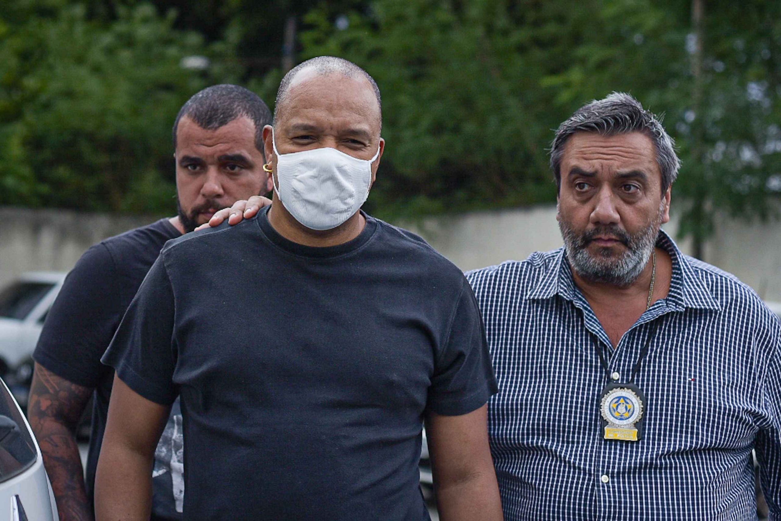 Anderson Leonardo, vocalista do Molejo, é visto chegando na 33º Delegacia de Polícia (DP), no RJ. Ele enfrenta acusação de estupro (Foto: Maurício Almeida/AM Press & Images/Folhapress)