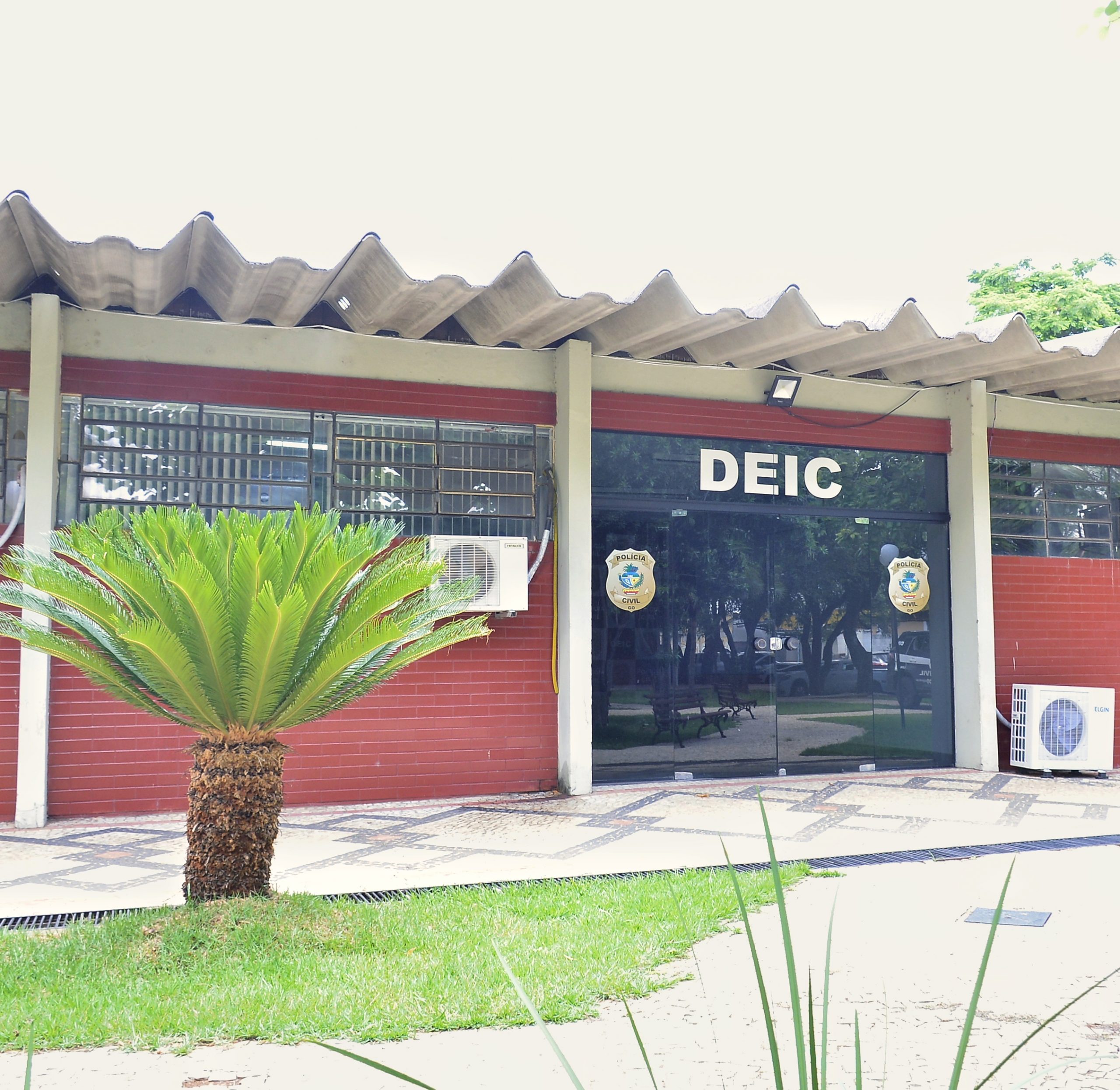 Trio é preso por fazer família refém durante roubo comercial em Goiânia