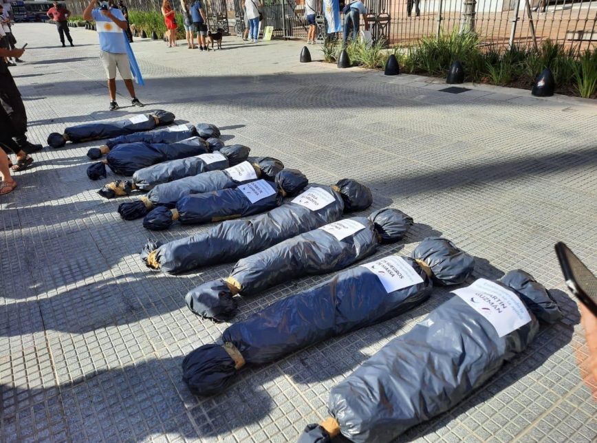 Manifestantes protestam depois de familiares e aliados do governo furarem fila de vacina na Argentina