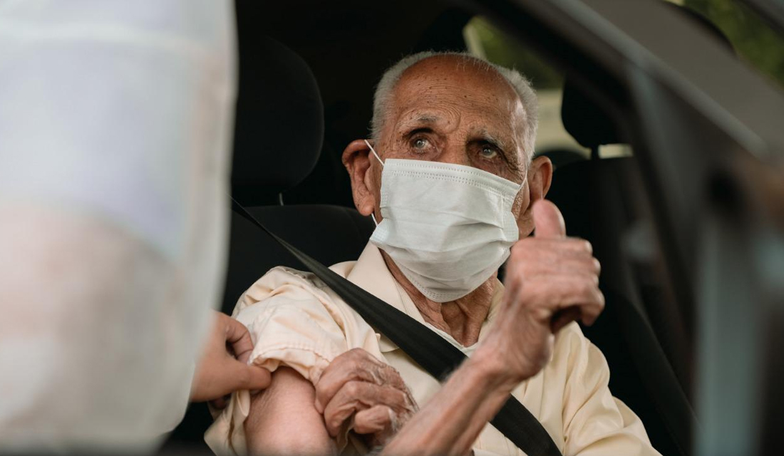 Goiás: idosos sem vacina morrem 25 vezes mais por Covid que os com reforço