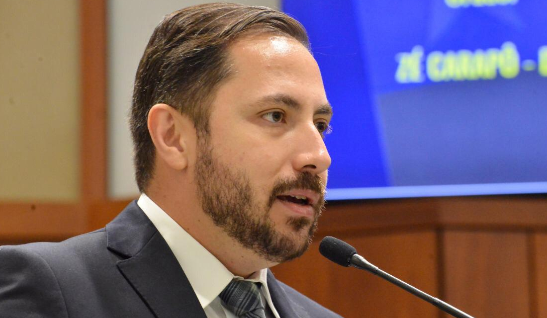 Carapô deixa cargo de vice-líder de Caiado na Assembleia