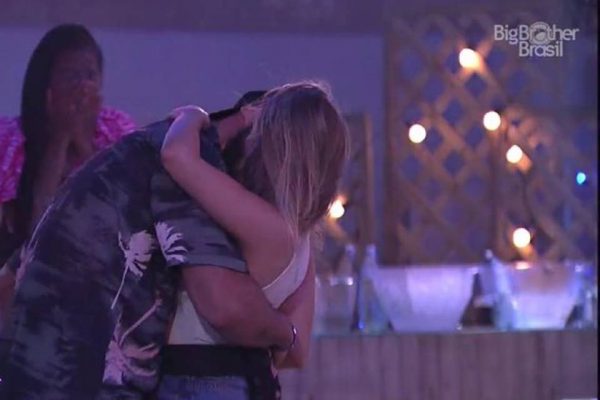 BBB 21: Carla Diaz e Arthur finalmente dão o primeiro beijo; assista