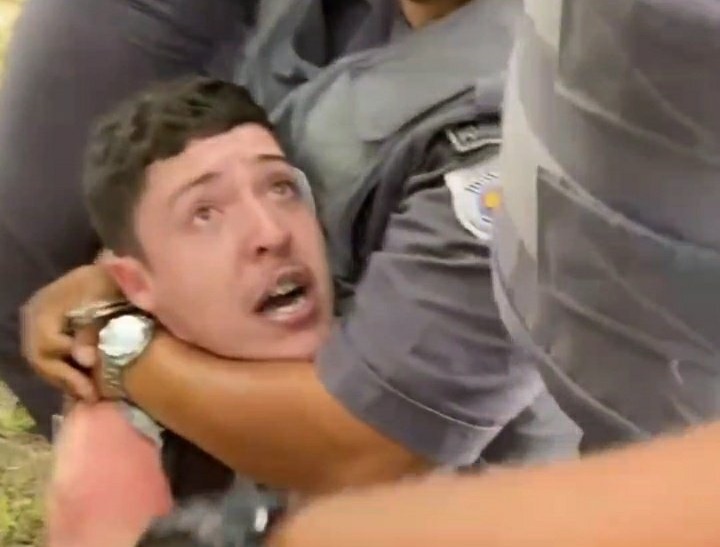 MC Salvador da Rima é detido e aparece enforcado por policiais em vídeos