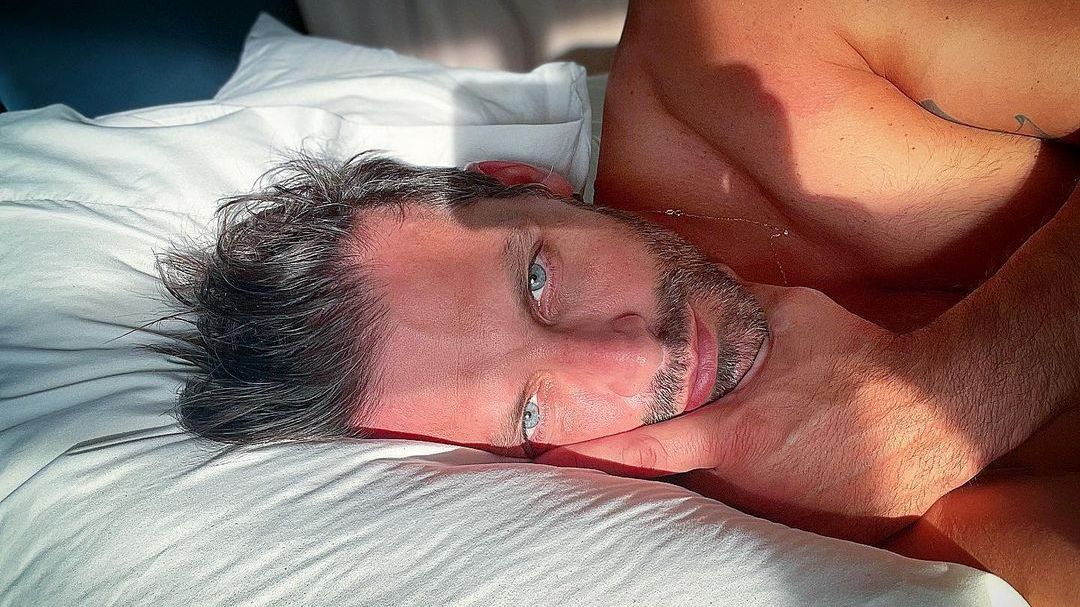 Henri Castelli comemora aniversário e diz que ainda recupera a lesão no maxilar