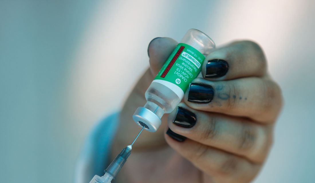 O MP descobriu que famílias mentiram ser funcionárias em hospitais para furar a fila da vacina contra a Covid-19, em Ceres (Foto: Tânia Rêgo/Agência Brasil)