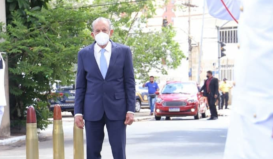 Ex-prefeito Iris Rezende se vacina contra a Covid nesta quarta