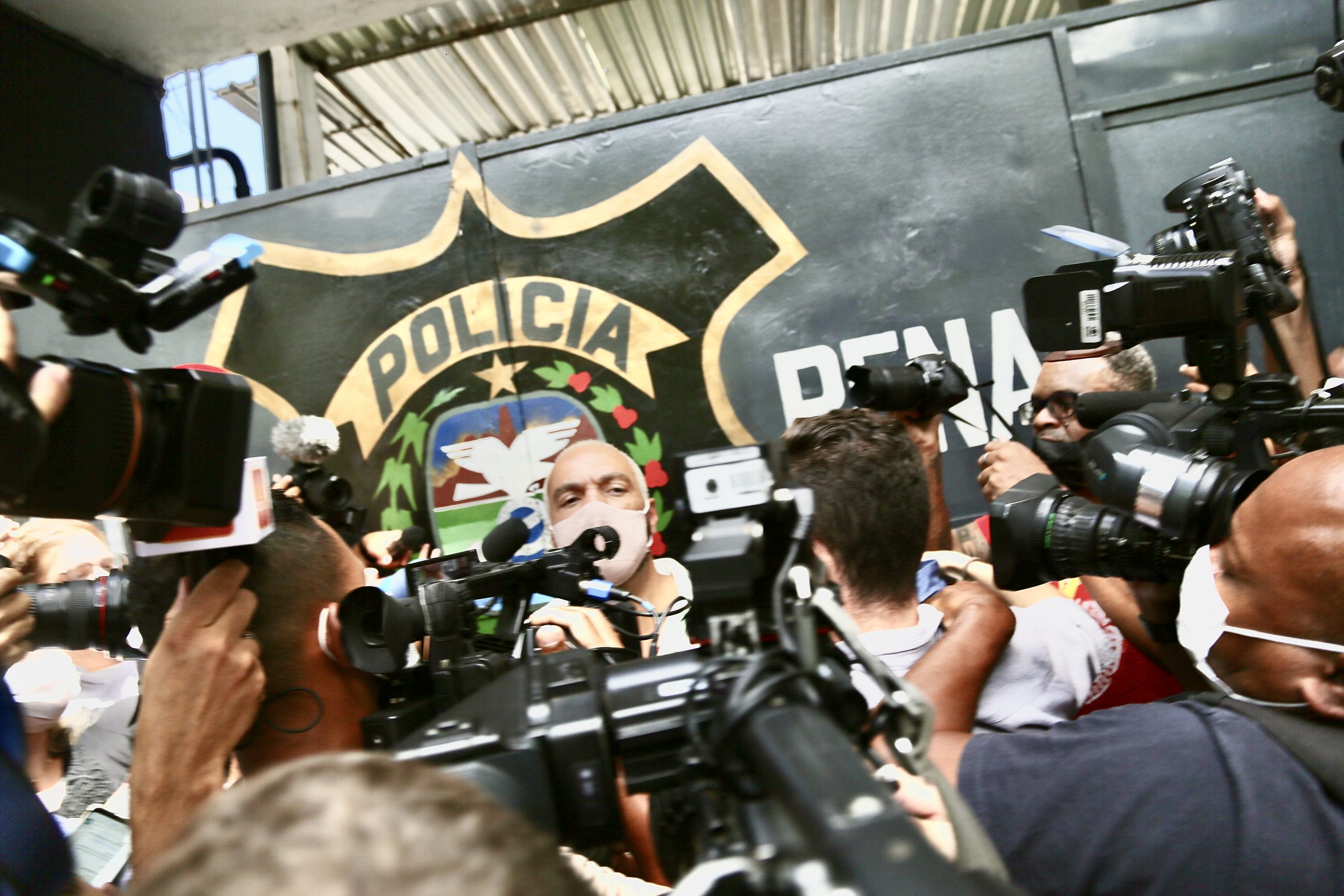 Belo é solto após prisão por fazer show clandestino; confira imagens