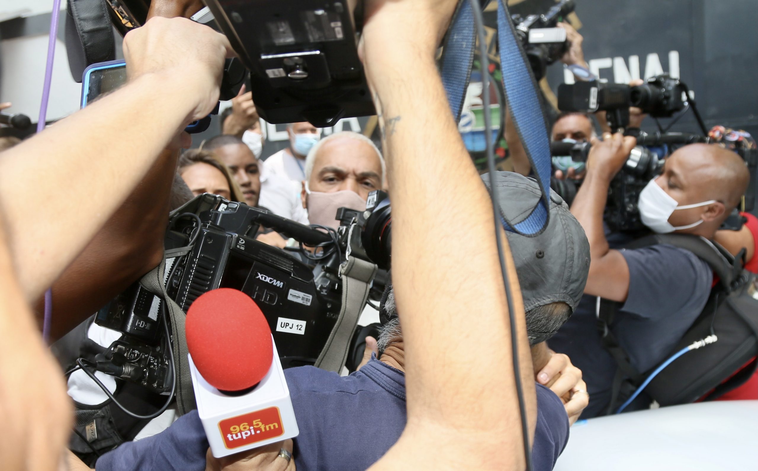 Belo é solto após prisão por fazer show clandestino; confira imagens