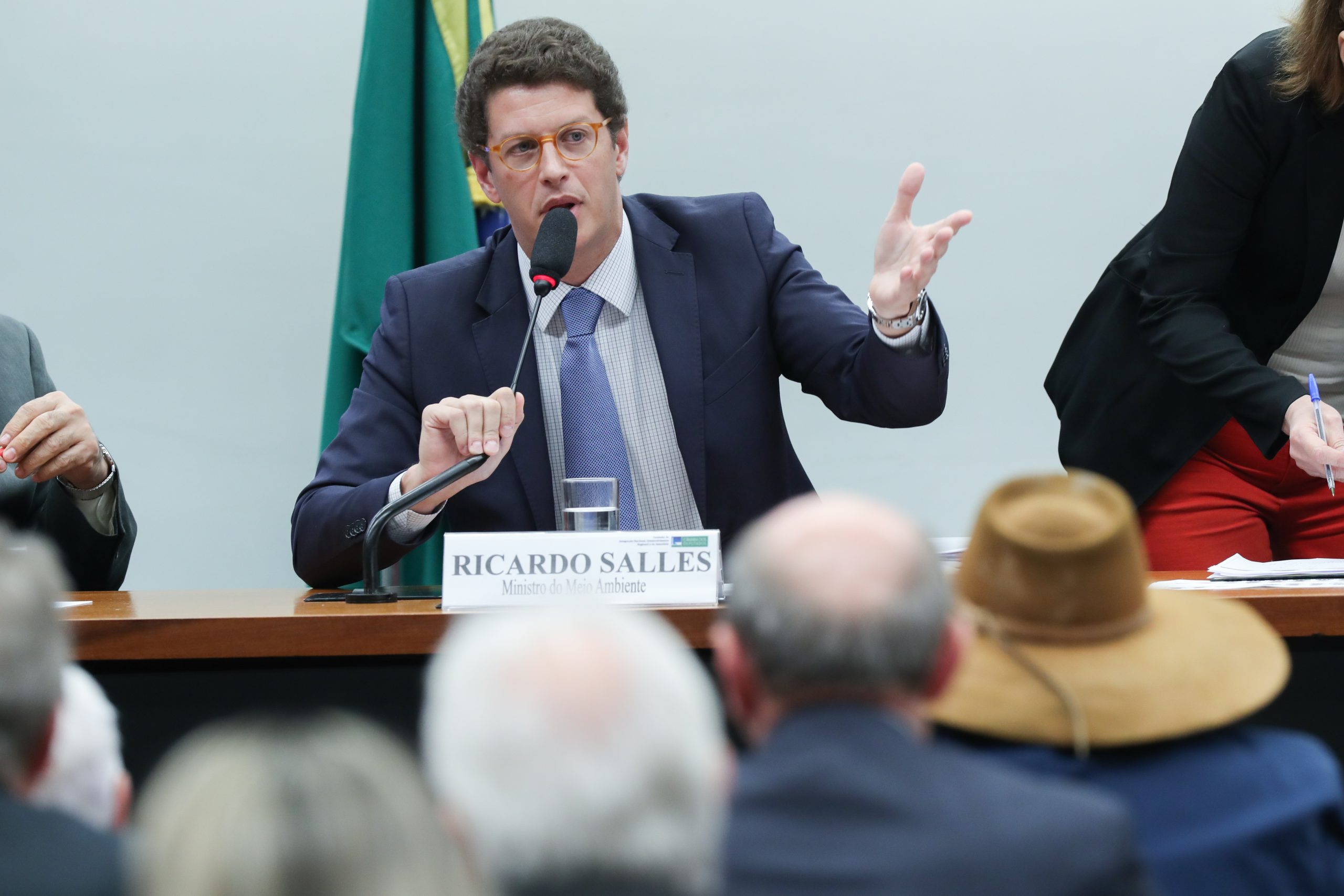 Salles ignora isolamento ao testar positivo para covid e pode ser investigado