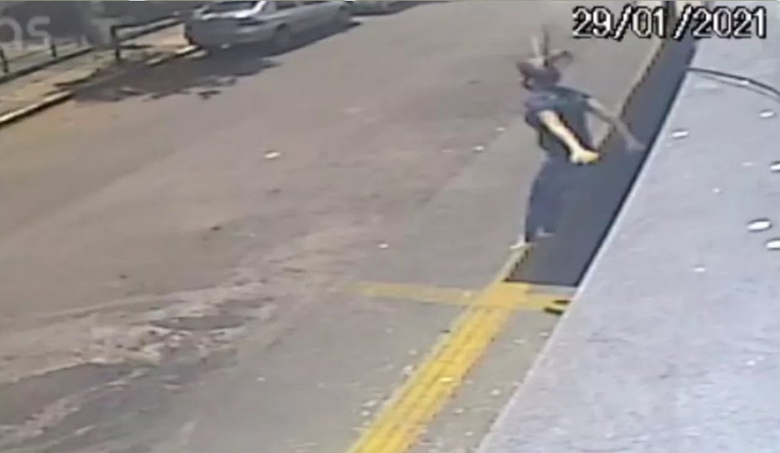 Cabeleireira que pulou de prédio pra fugir de estupro diz sentir a perna