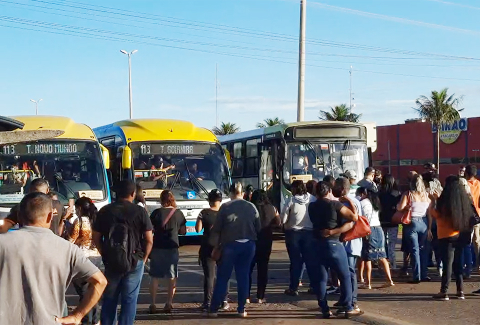 Manifestantes impediram continuidade do tráfego da GO-070 por cerca de 40 minutos (Foto: leitor/Mais Goiás)