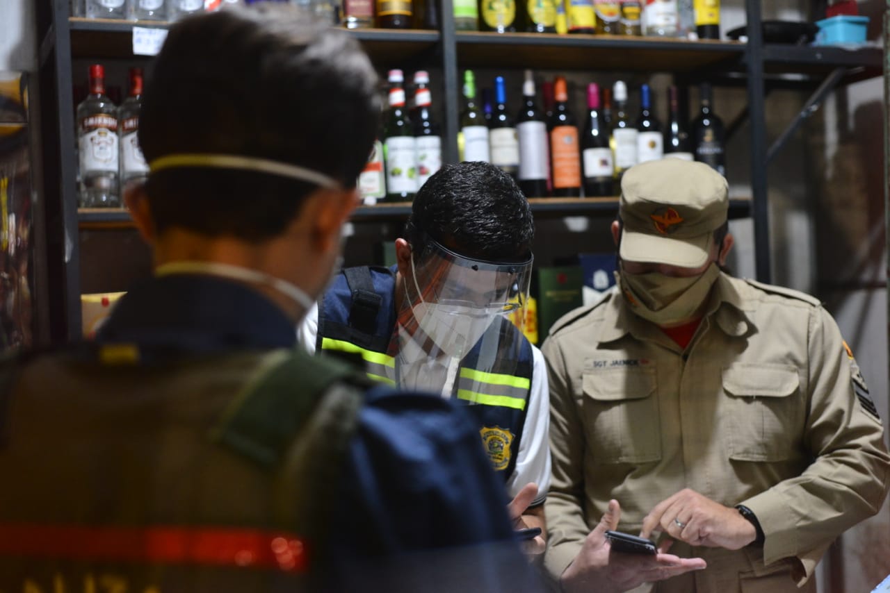 Fiscalização multa 23 e interdita 14 estabelecimentos no primeiro final de semana