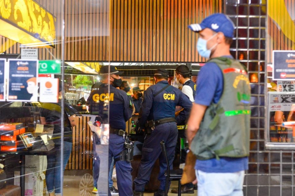 Fiscalização multa 23 e interdita 14 estabelecimentos no primeiro final de semana