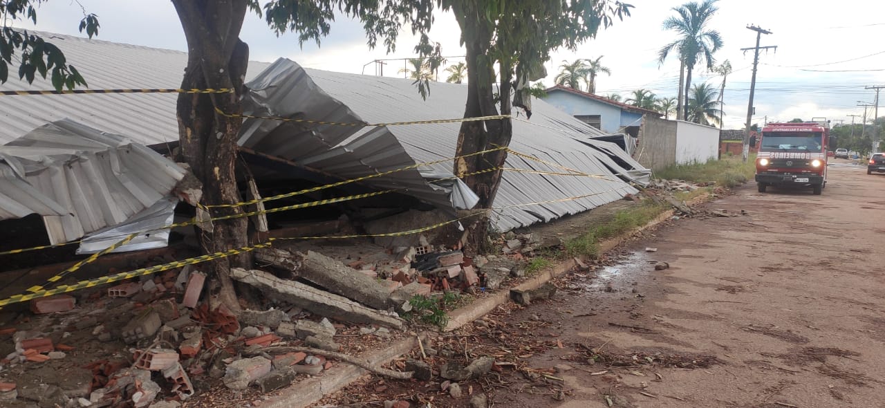 Quadra poliesportiva do Colégio Estadual Delclides Martins Da Costa (Foto: Reprodução / Bombeiros Militares)