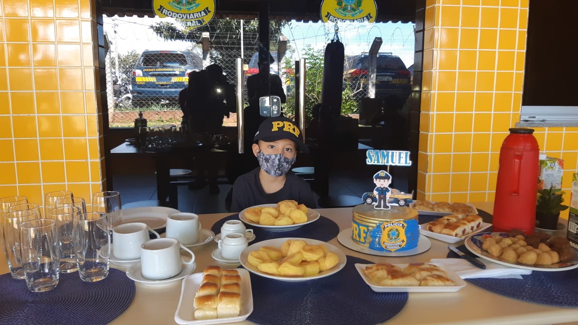 PRF faz surpresa a criança de sete anos que sonha em ser policial