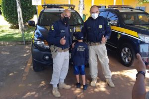 PRF faz surpresa a criança de sete anos que sonha em ser policial