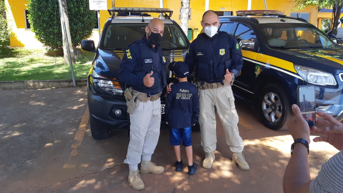 PRF faz surpresa a criança de sete anos que sonha em ser policial