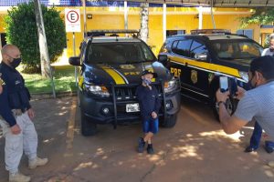 PRF faz surpresa a criança de sete anos que sonha em ser policial