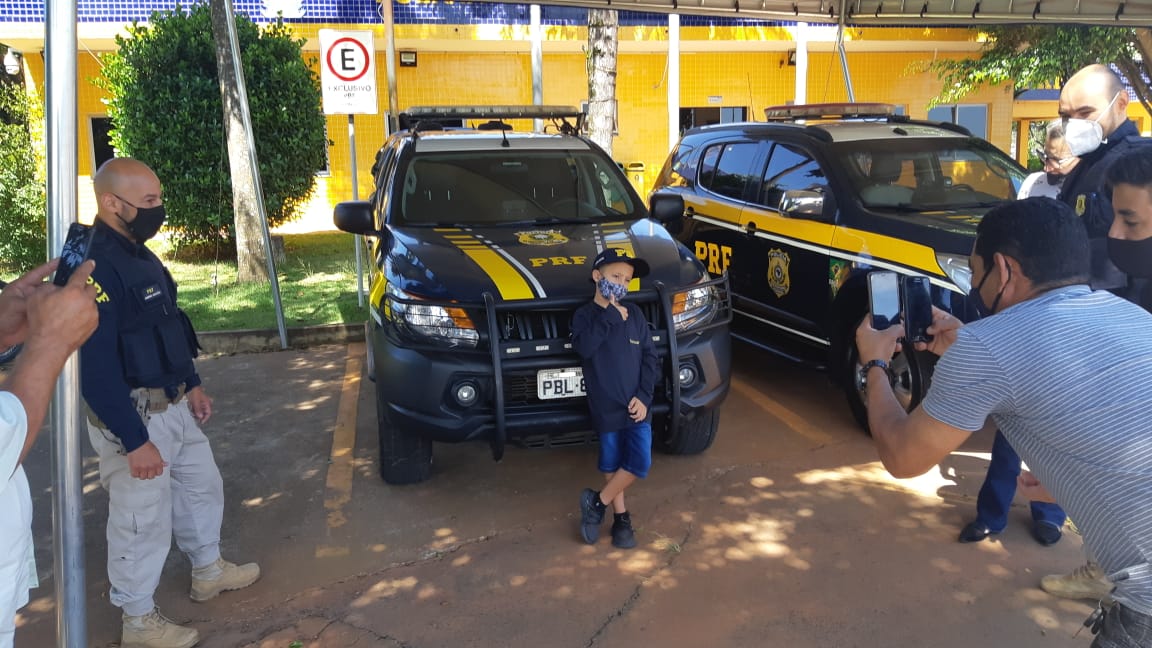 PRF faz surpresa a criança de sete anos que sonha em ser policial