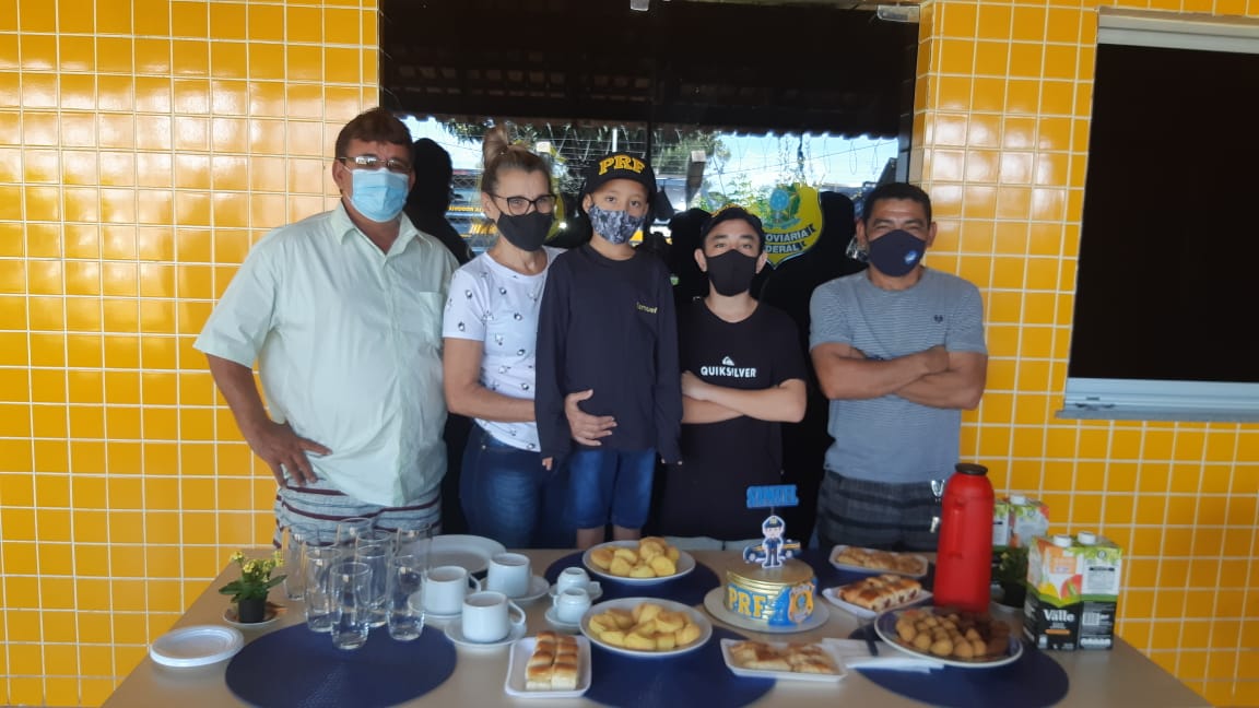PRF faz surpresa a criança de sete anos que sonha em ser policial