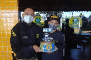 PRF faz surpresa a criança de sete anos que sonha em ser policial