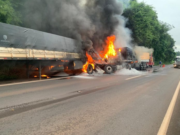 Filho morre carbonizado após colidir na traseira do caminhão do pai no Paraná
