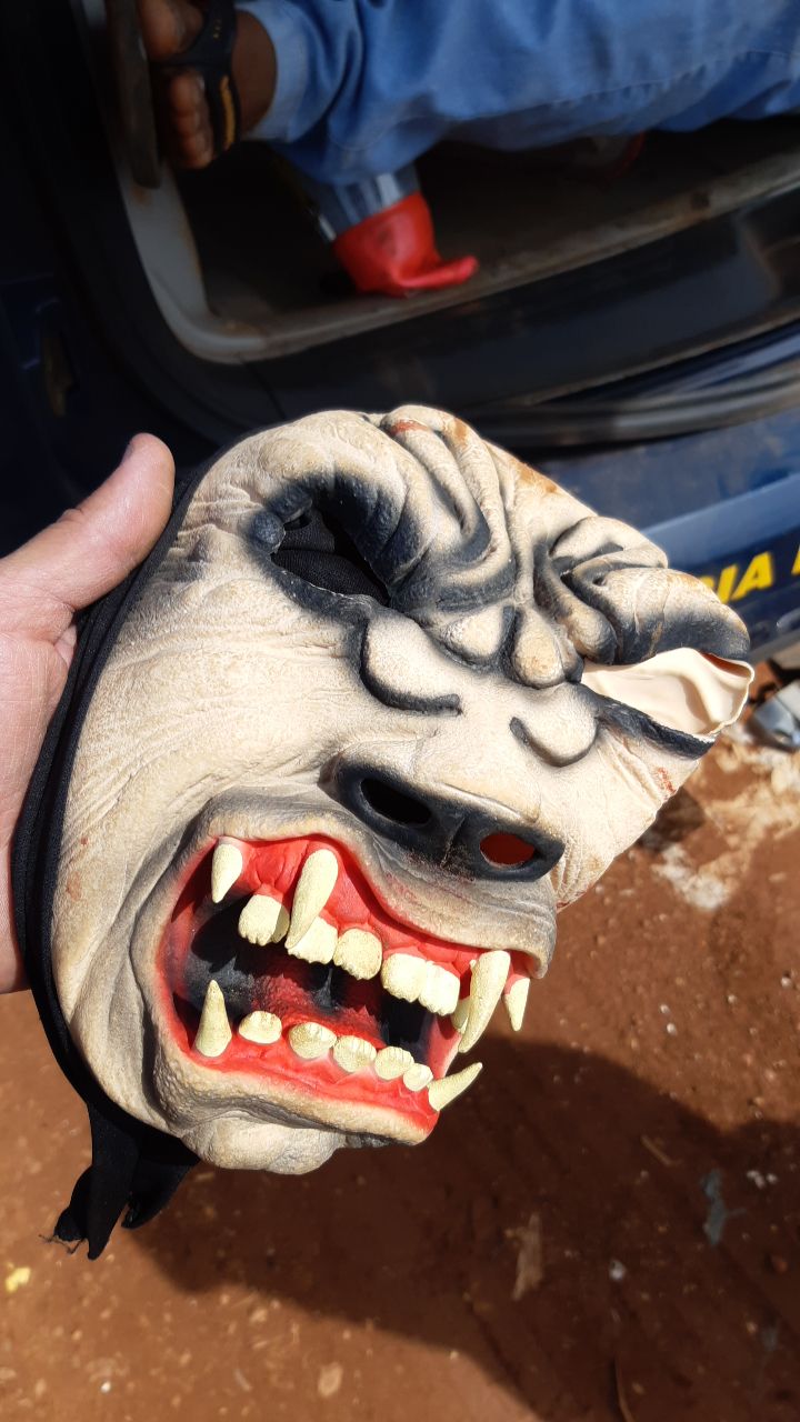 Máscara usada pelo suspeito para não ser identificado durante o crime (Foto: Divulgação / PRF)