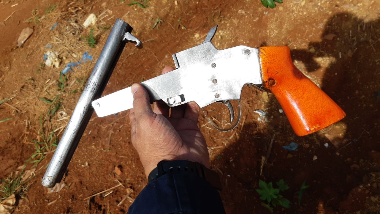 Arma de fabricação caseira, de calibre 38, apreendida (Foto: Divulgação / PRF)