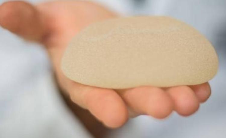 Mulher morre após implante de silicone realizado em resort em AL