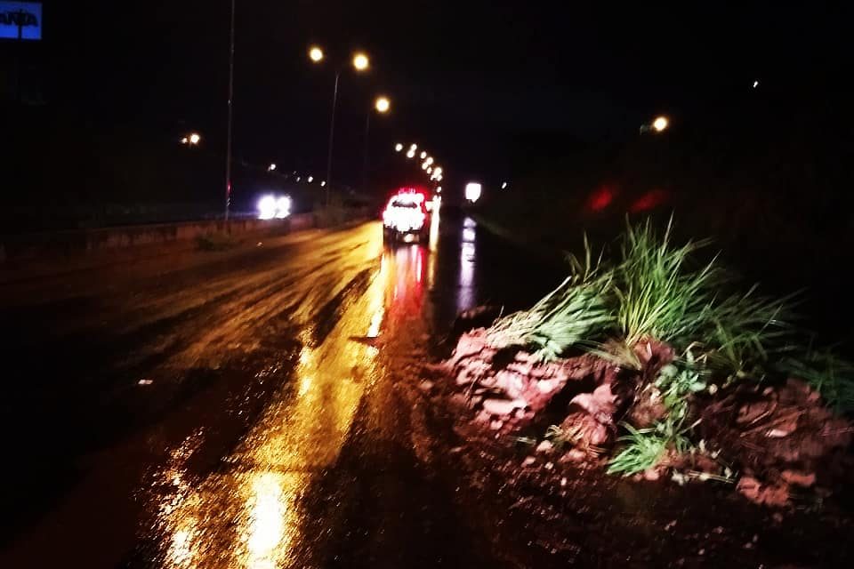 Chuva causa alagamentos, deslizamento de terra e arrasta carros em Rio Verde