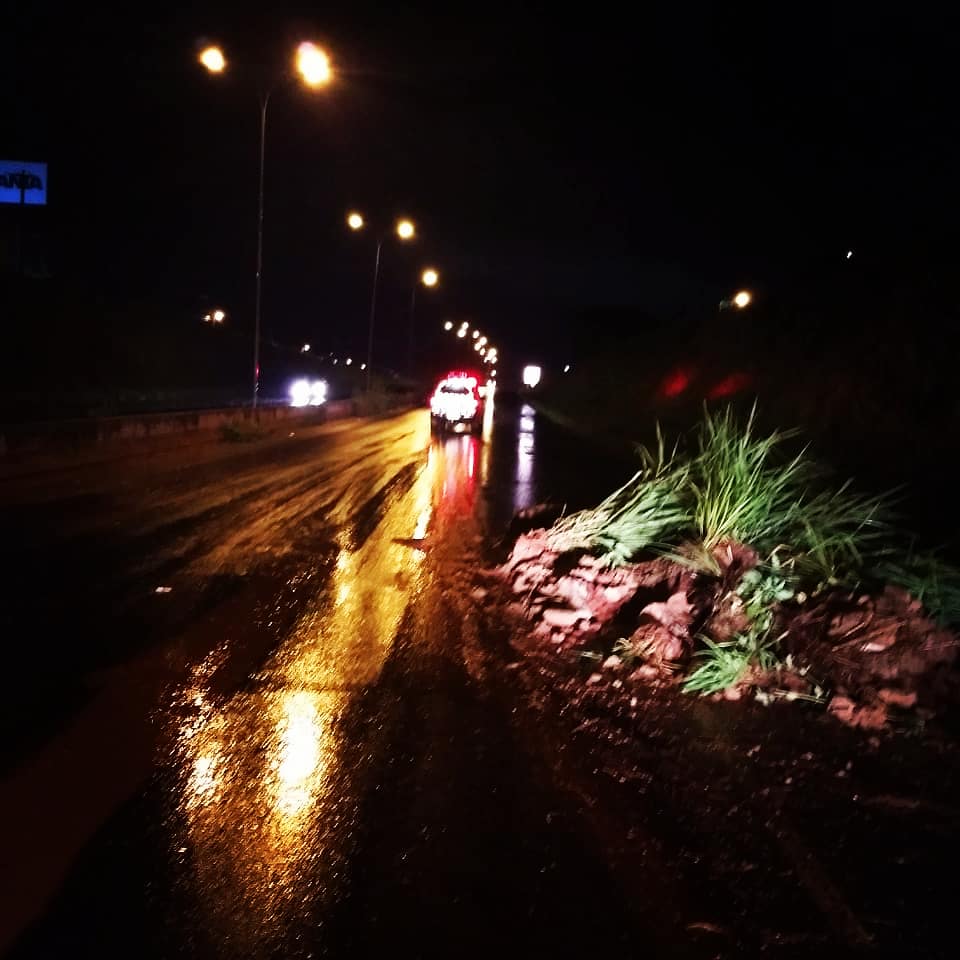 Chuva causa alagamentos, deslizamento de terra e arrasta carros em Rio Verde
